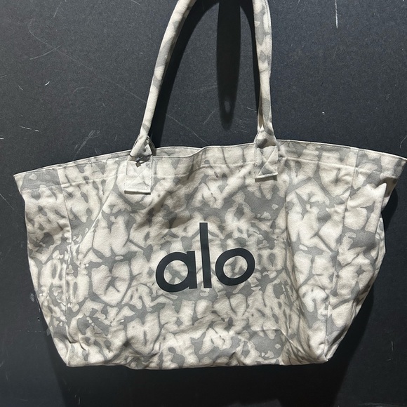 ALO Yoga Gray Tiedye Tote Bag - Picture 4 of 8